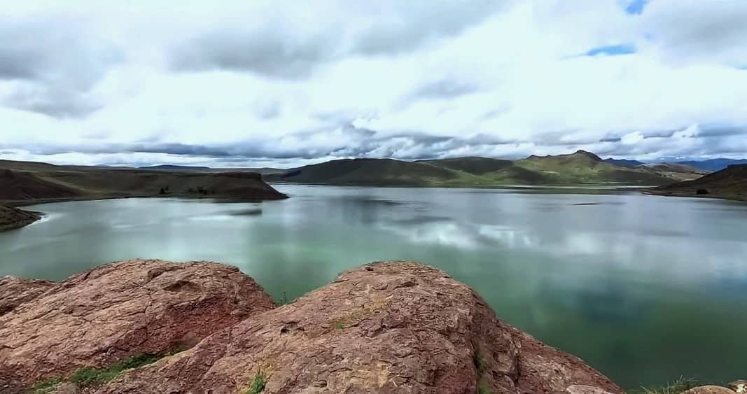 visita a la laguna en sillustani durante el paseo full day puno cultural